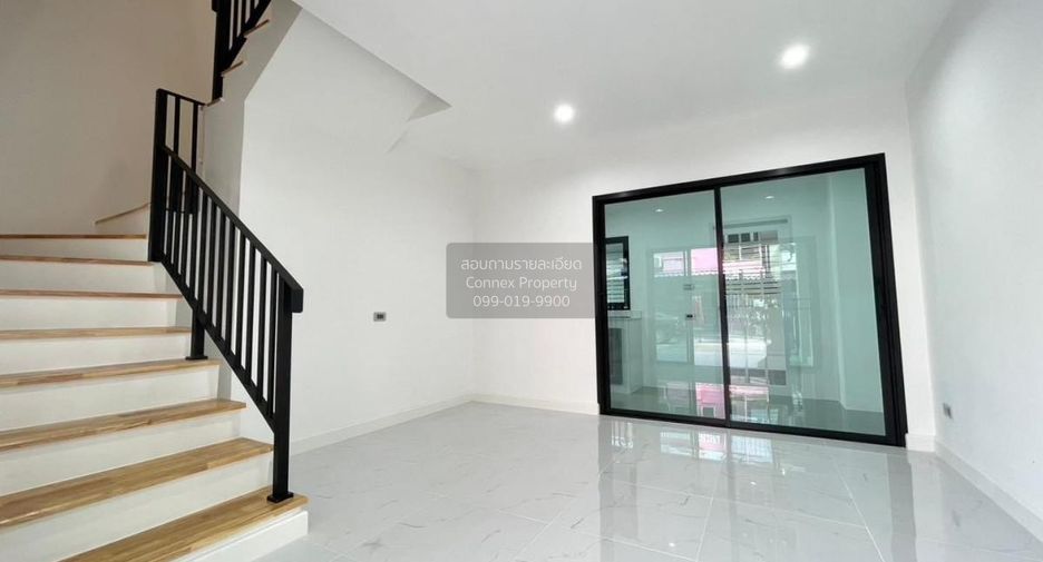Casa adosada en venta de 4 habitaciones en Phra Khanong, Bangkok