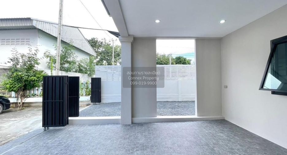 Casa adosada en venta de 4 habitaciones en Phra Khanong, Bangkok
