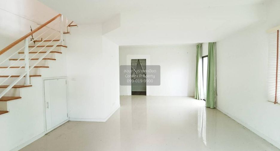 Casa adosada en venta de 3 habitaciones en Bang Sao Thong, Samut Prakan