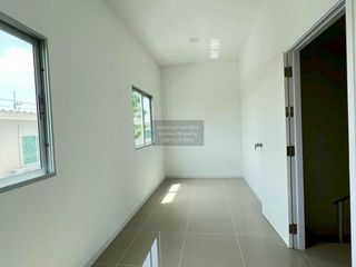 Gewerbefläche zur Miete mit 3 Zimmer in Phutthamonthon, Nakhon Pathom
