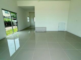 Gewerbefläche zur Miete mit 3 Zimmer in Phutthamonthon, Nakhon Pathom