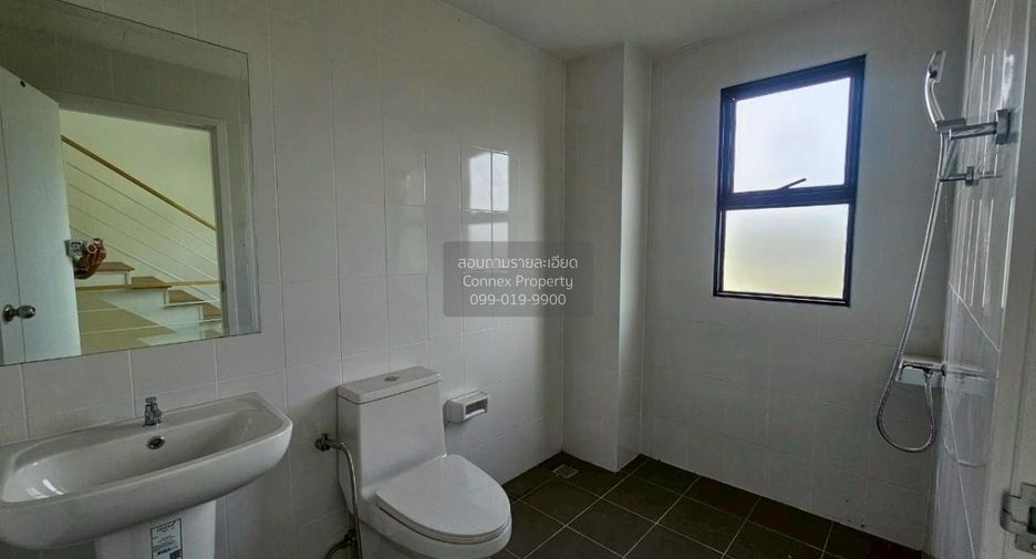 For rent 3 bedrooms retail Space in Mueang Pathum Thani, Pathum Thani
