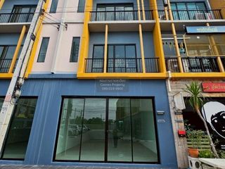 For rent 3 bedrooms retail Space in Mueang Pathum Thani, Pathum Thani