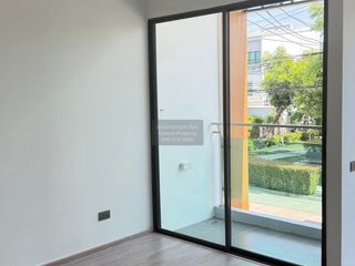 For rent 5 bedrooms townhouse in Bueng Kum, Bangkok