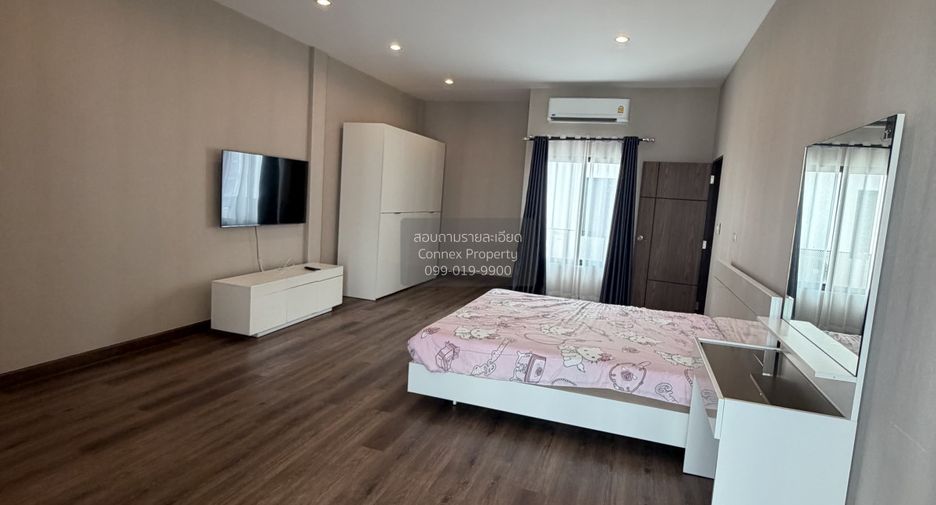 For rent 3 bedrooms townhouse in Phra Khanong, Bangkok