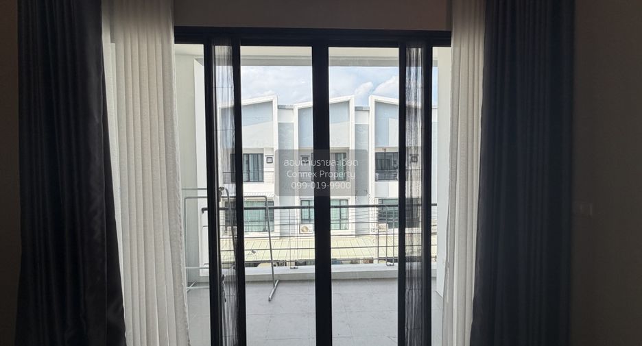 For rent 3 bedrooms townhouse in Phra Khanong, Bangkok