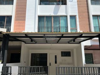 Reihenhaus zur Miete mit 3 Zimmer in Phra Khanong, Bangkok