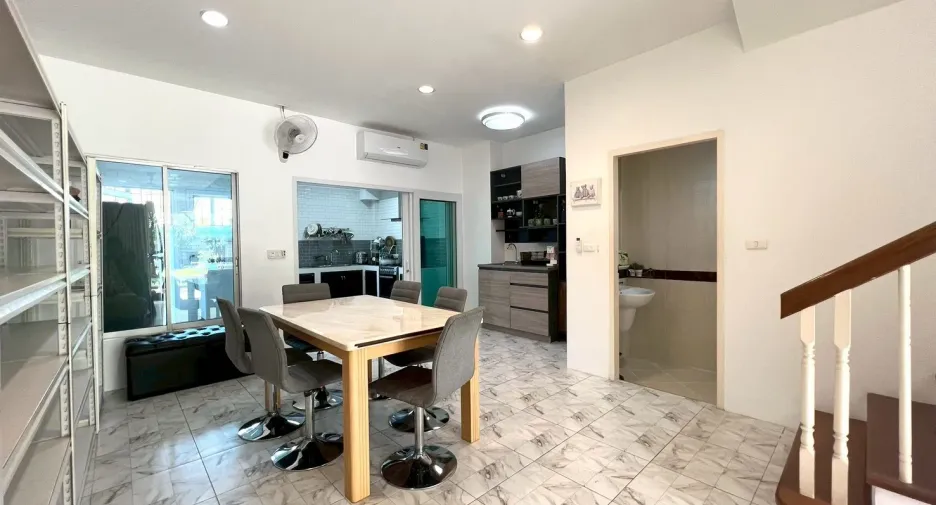 Casa adosada en venta y en alquiler de 3 habitaciones en Prawet, Bangkok
