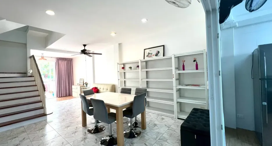 Casa adosada en venta y en alquiler de 3 habitaciones en Prawet, Bangkok
