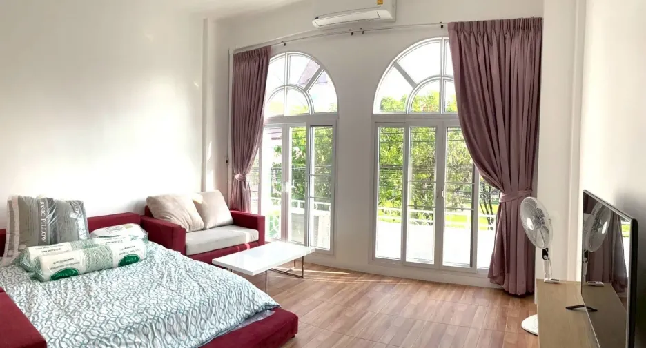 Casa adosada en venta y en alquiler de 3 habitaciones en Prawet, Bangkok