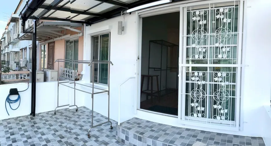 Casa adosada en venta y en alquiler de 3 habitaciones en Prawet, Bangkok
