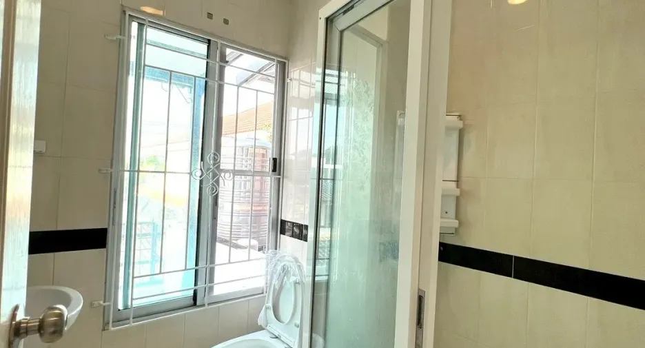 Casa adosada en venta y en alquiler de 3 habitaciones en Prawet, Bangkok
