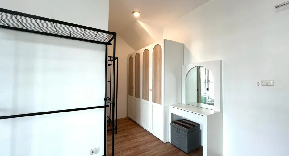 Casa adosada en venta y en alquiler de 3 habitaciones en Prawet, Bangkok