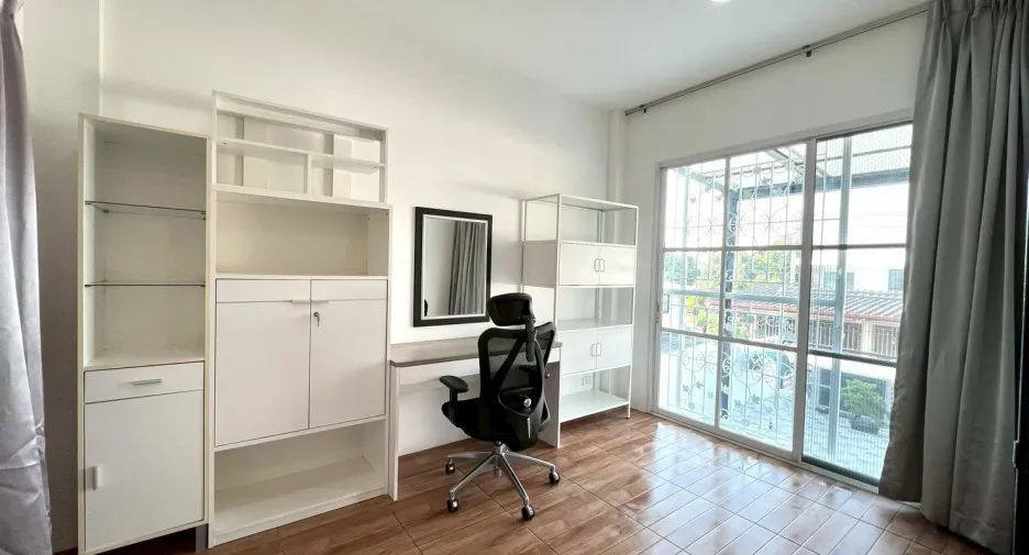 Casa adosada en venta y en alquiler de 3 habitaciones en Prawet, Bangkok