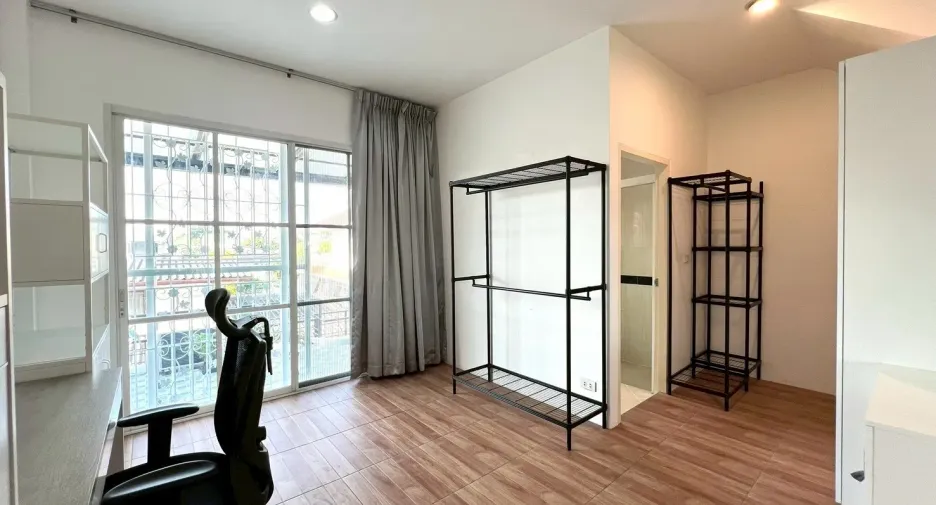 Casa adosada en venta y en alquiler de 3 habitaciones en Prawet, Bangkok