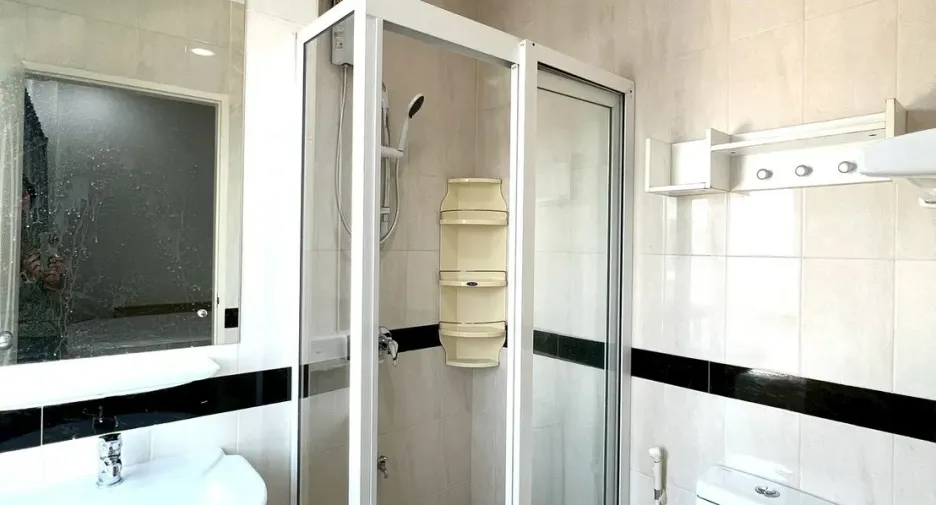 Casa adosada en venta y en alquiler de 3 habitaciones en Prawet, Bangkok