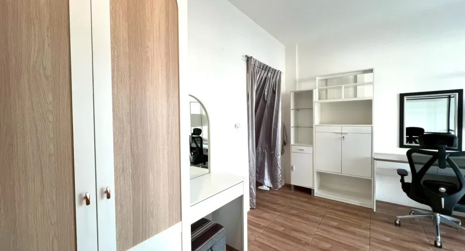 Casa adosada en venta y en alquiler de 3 habitaciones en Prawet, Bangkok
