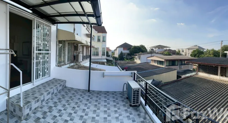 Casa adosada en venta y en alquiler de 3 habitaciones en Prawet, Bangkok