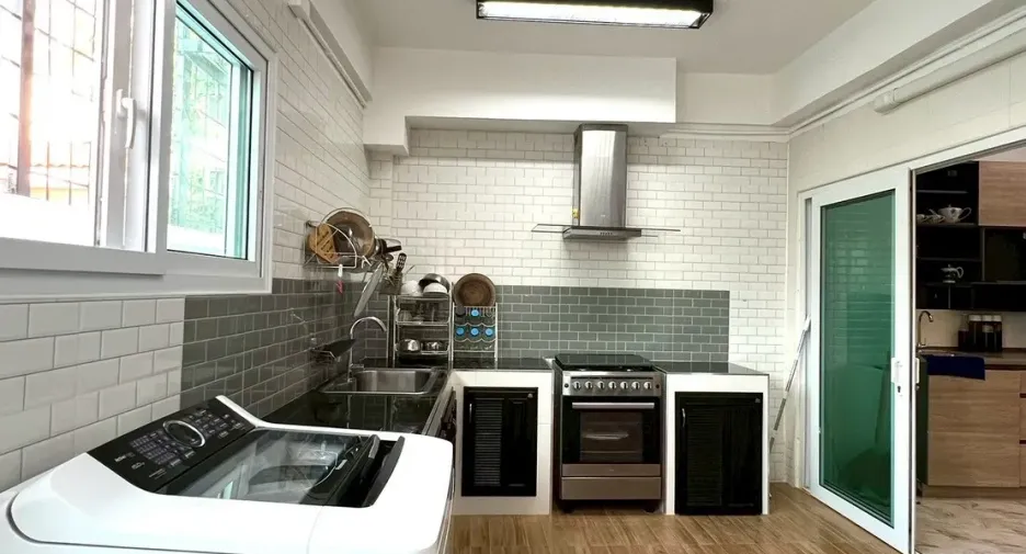 Casa adosada en venta y en alquiler de 3 habitaciones en Prawet, Bangkok
