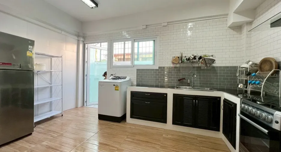 Casa adosada en venta y en alquiler de 3 habitaciones en Prawet, Bangkok