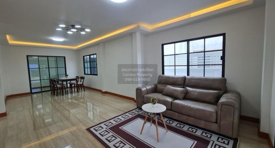 Casa adosada en venta de 4 habitaciones en Khlong Sam Wa, Bangkok