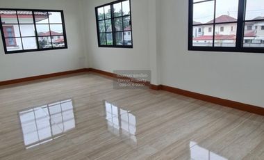 Casa adosada en venta de 4 habitaciones en Khlong Sam Wa, Bangkok