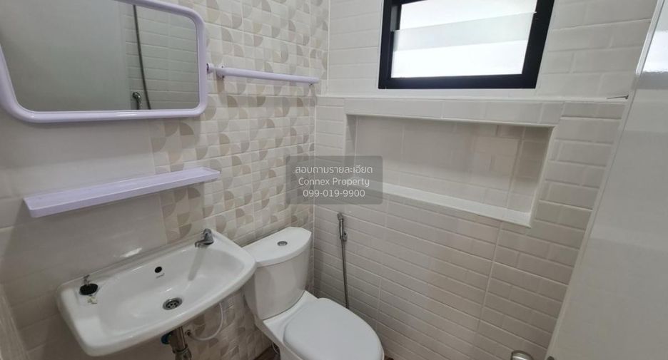 Casa adosada en venta de 4 habitaciones en Khlong Sam Wa, Bangkok
