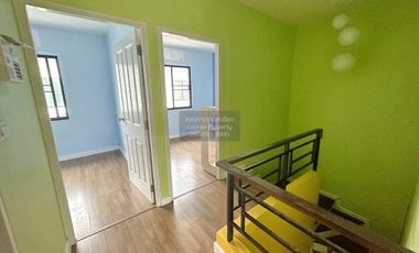 Casa adosada en venta de 3 habitaciones en Sam Phran, Nakhon Pathom