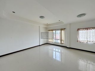 À vendre 3 chambres maison de ville à Sam Phran, Nakhon Pathom