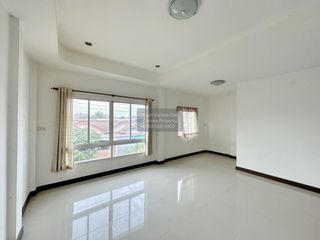 À vendre 3 chambres maison de ville à Sam Phran, Nakhon Pathom