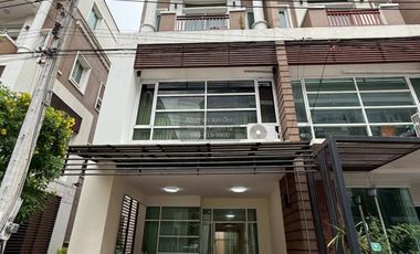 For rent 5 bedrooms townhouse in Bueng Kum, Bangkok