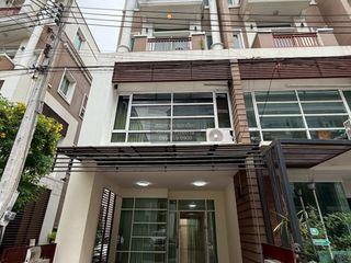 For rent 5 bedrooms townhouse in Bueng Kum, Bangkok