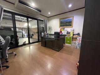 For rent 4 bedrooms townhouse in Yan Nawa, Bangkok