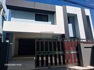 À louer 3 chambres maison de ville à Bang Khun Thian, Bangkok
