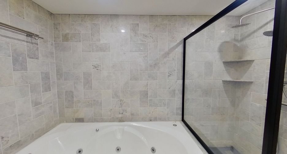 Wohnung zur Miete mit 3 Zimmer in Pathum Wan, Bangkok