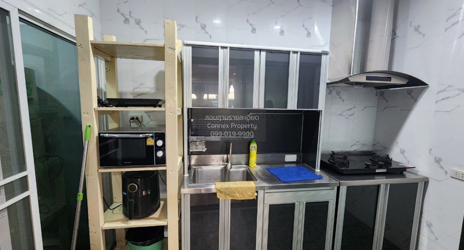 For rent 3 bedrooms townhouse in Saphan Sung, Bangkok
