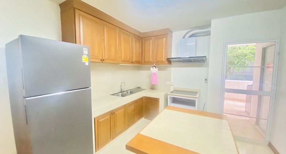 For rent 3 bedrooms apartment in Watthana, Bangkok