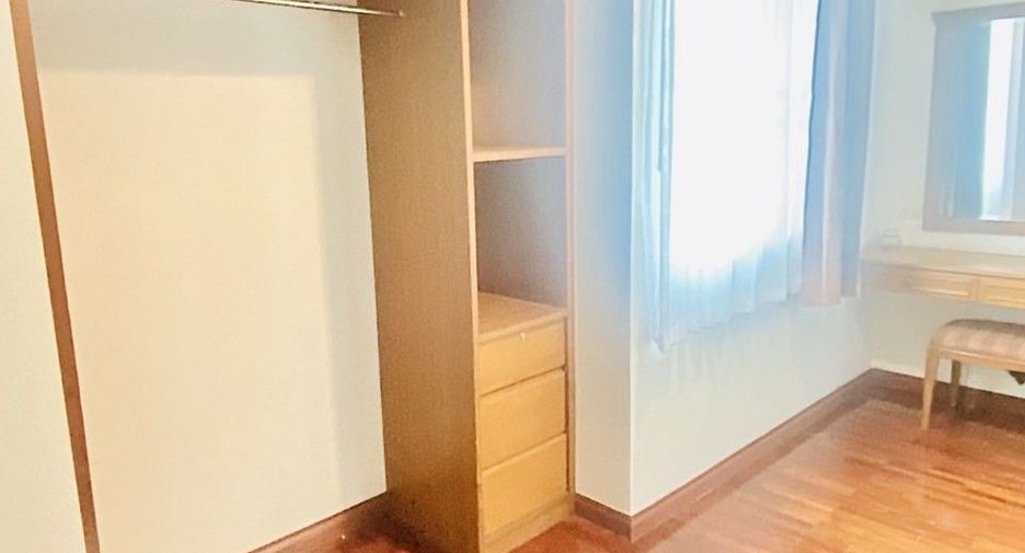 For rent 3 bedrooms apartment in Watthana, Bangkok