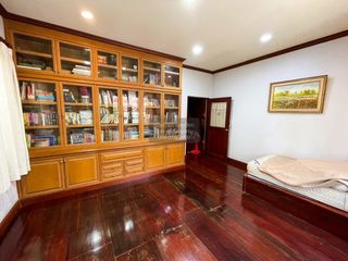 Haus zur Miete mit 4 Zimmer in Huai Khwang, Bangkok