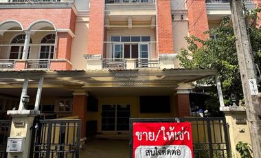 Casa adosada en alquiler de 4 habitaciones en Bang Kapi, Bangkok