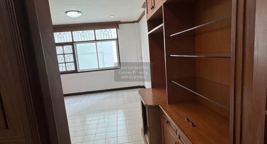 For rent 3 ベッドルーム townhouse in Huai Khwang, Bangkok