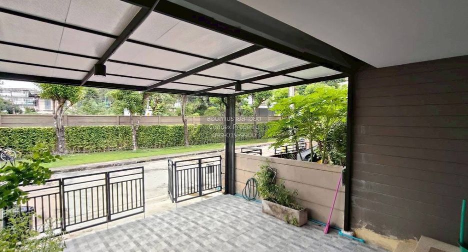 For rent 3 bedrooms townhouse in Bang Khun Thian, Bangkok