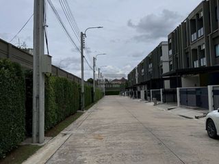 Casa adosada en alquiler de 3 habitaciones en Bang Kruai, Nonthaburi