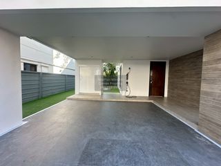 Haus zur Miete mit 4 Zimmer in Huai Khwang, Bangkok