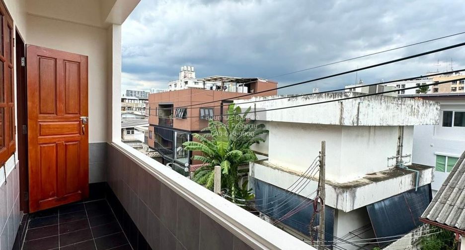 Reihenhaus zur Miete mit 4 Zimmer in Bangkok Noi, Bangkok