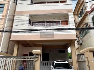 Reihenhaus zur Miete mit 4 Zimmer in Bangkok Noi, Bangkok