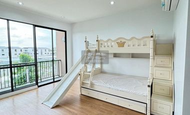 For rent 2 bedrooms townhouse in Saphan Sung, Bangkok