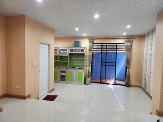 For rent 4 bedrooms townhouse in Mueang Samut Prakan, Samut Prakan