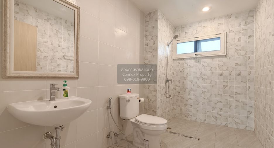 Haus zur Miete mit 4 Zimmer in Huai Khwang, Bangkok