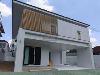 Haus zur Miete mit 4 Zimmer in Huai Khwang, Bangkok